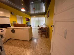 Kuchyň nebo kuchyňský kout v ubytování Charming & Comfy Apartment 2 minutes to Mackenzie Beach & 5 minutes to Airport, Close to Restaurants & City Center