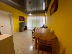 TV a/nebo společenská místnost v ubytování Charming & Comfy Apartment 2 minutes to Mackenzie Beach & 5 minutes to Airport, Close to Restaurants & City Center