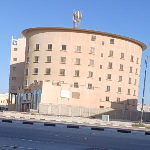 达曼صفاء المسكن的一座带圆顶的大型砖砌建筑