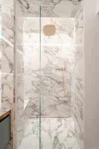 博洛尼亚Deluxe Suite Fine Art Historic Centre的带淋浴和大理石墙壁的浴室 更多17张照片