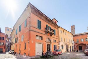 博洛尼亚Deluxe Suite Fine Art Historic Centre的一座橙色的建筑,前面有自行车停放