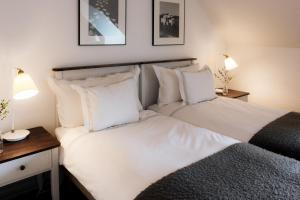 En eller flere senger på et rom på Hotell Gässlingen