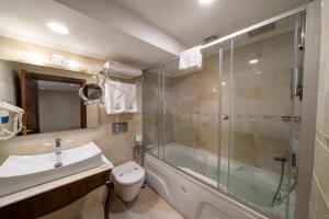 A bathroom at Amethyst Hotel