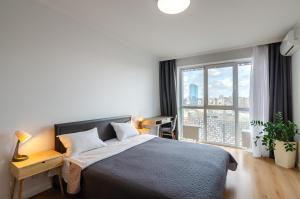 Postel nebo postele na pokoji v ubytování Petrovdom Apartment 7-27 in RC Kvartet, 16Г Vasyl Lypkivskyi Street