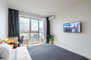 TV a/nebo společenská místnost v ubytování Petrovdom Apartment 7-27 in RC Kvartet, 16Г Vasyl Lypkivskyi Street