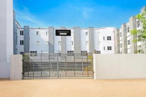 ブバネーシュワルにあるSuper Townhouse Mancheswar Industrial Estateの白い建物の前門