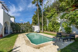 una piscina en el patio trasero de una casa en Villa Bali, en Manilva