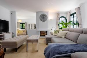una sala de estar con un sofá y una mesa en Villa Bali, en Manilva