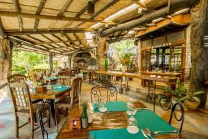 Restaurace v ubytování Oldwoods by the Sea Nature Resort Bani Pangasinan