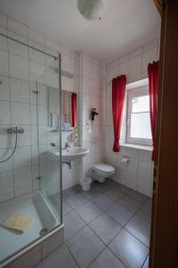 Koupelna v ubytování Hotel Haslbach FGZ + 34 fotografií