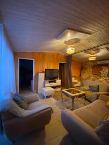 Posezení v ubytování Familienzeit am Wald, SAUNA, Spielesammlung