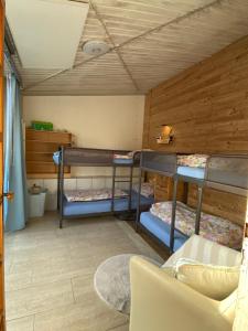 Postel nebo postele na pokoji v ubytování Familienzeit am Wald, SAUNA, Spielesammlung