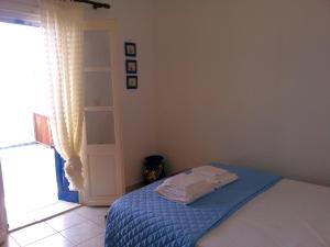 Postel nebo postele na pokoji v ubytování Panormitis house at Skalia