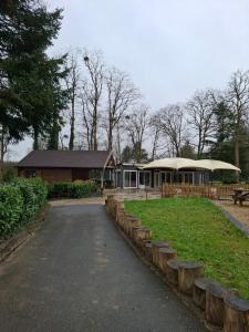 - un bâtiment avec un pavillon dans un parc dans l'établissement mobil-home - 2 chambres, à Saint-Chéron