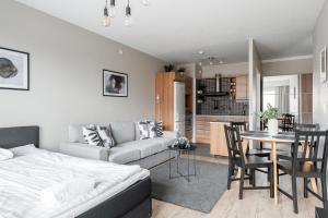 タンペレにあるHeartful 1BR Apartment with Balcony next to Railway Station - Hosted by 2ndhomesのベッドルーム1室、リビングルーム(ベッド1台、テーブル付)