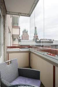 タンペレにあるHeartful 1BR Apartment with Balcony next to Railway Station - Hosted by 2ndhomesのバルコニー(椅子2脚付)、窓 +12枚の写真