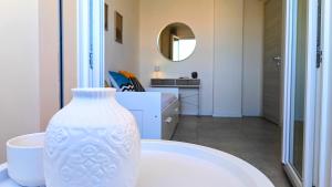 un vase blanc posé sur une table dans une pièce dans l'établissement GIALE MARE Apartments, à Grottammare 40 autres photos