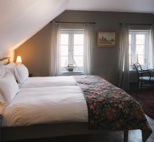En eller flere senger på et rom på Hotell Gässlingen