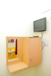 TV a/nebo společenská místnost v ubytování Shree Rajkamal Residency