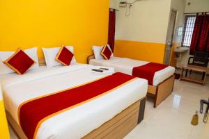 Postel nebo postele na pokoji v ubytování Shree Rajkamal Residency