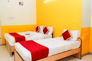 Postel nebo postele na pokoji v ubytování Shree Rajkamal Residency