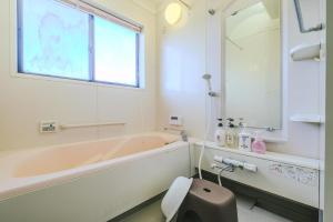 ein Badezimmer mit Badewanne, Toilette und Waschbecken in der Unterkunft LakeView-Rental Villa Engawa House in Fujikawaguchiko + 69 Fotos