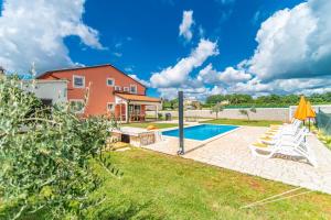 ein Hinterhof mit einem Swimmingpool und einem Haus in der Unterkunft Villa Roza by Kompas Villas in Vošteni