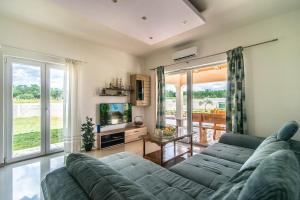 ein Wohnzimmer mit Sofa und Fernseher in der Unterkunft Villa Roza by Kompas Villas in Vošteni