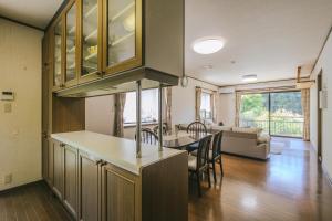 eine Küche und ein Wohnzimmer mit Tisch und Stühlen in der Unterkunft LakeView-Rental Villa Engawa House in Fujikawaguchiko