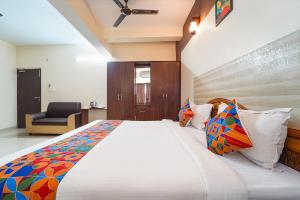 Postel nebo postele na pokoji v ubytování FabHotel Mani's Residency - Nr Coimbatore International Airport