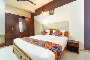 Postel nebo postele na pokoji v ubytování FabHotel Mani's Residency - Nr Coimbatore International Airport