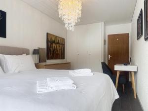Uma cama ou camas num quarto em Morgins Cosy, Ski-in & out, Parking, Vue, Central, Wifi