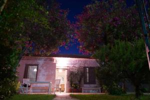 una casa con una panchina di fronte ad essa di notte di Antigua Casa de Pescadores a San Pedro del Pinatar Altre 10 foto