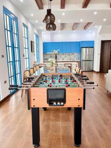 une grande chambre avec un baby-foot au milieu dans l'établissement Chuỗi Villa Sun Feria 4 Ngủ OCE - Bể Bơi - Gần Biển - Trung tâm Bãi Cháy, à Hạ Long
