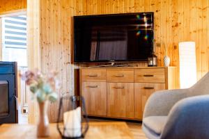 Μια τηλεόραση ή/και κέντρο ψυχαγωγίας στο Chalet am See - Ferienhaus