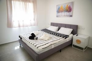 Giường trong phòng chung tại eilat sunset apartment