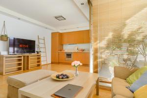Η κουζίνα ή μικρή κουζίνα στο Lumina luxury 3-rooms apart in Warsaw