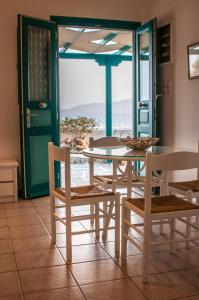 a table and chairs with a view of the ocean at Seaside Apartments in Adamantas