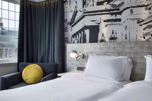 Radisson Blu Hotel, Edinburgh City Centre客房内的一张或多张床位