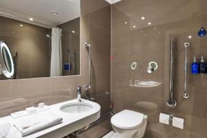 Radisson Blu Hotel, Edinburgh City Centre的一间浴室
