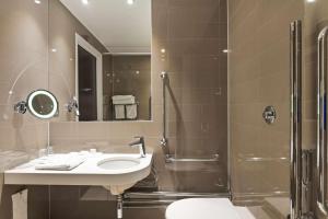 Radisson Blu Hotel, Edinburgh City Centre的一间浴室
