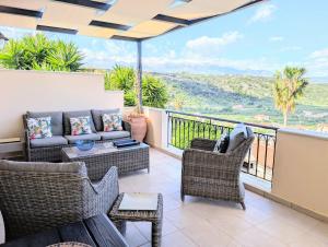 Μπαλκόνι ή βεράντα στο Villa Koumos - Crete Holidays With Pool and Views
