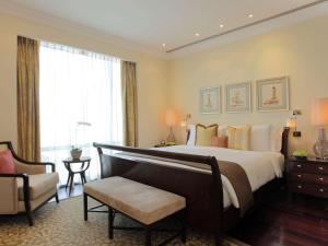 Raffles Makati客房内的一张或多张床位