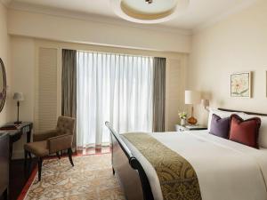 Raffles Makati客房内的一张或多张床位