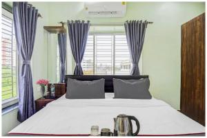 Giường trong phòng chung tại HOTEL PREMIUM AVRO Near Children Park KOLKATA