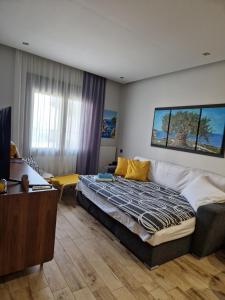una camera da letto con un letto e un divano di Lap Home Kavala a Kavala