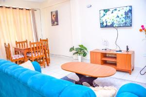 TV a/nebo společenská místnost v ubytování Nyota Zuriel homes