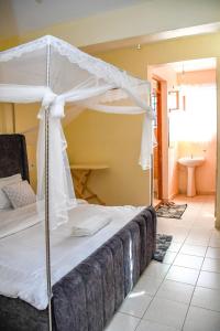 Postel nebo postele na pokoji v ubytování Nyota Zuriel homes