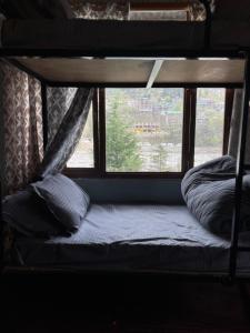 Voodi või voodid majutusasutuse MountRush Adventures Manali toas