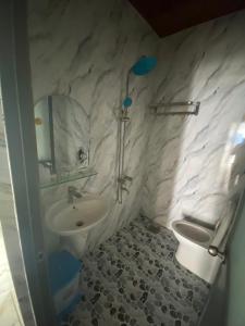 a bathroom with a sink and a toilet at Nhà Nghỉ Bình Khánh in Xóm Bến San